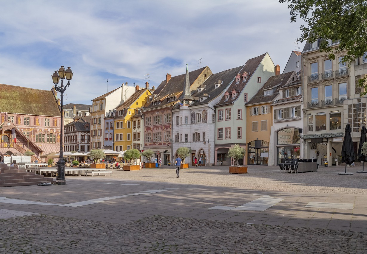 Vue sur la rue de Mulhouse, une ville de la région Alsace en France