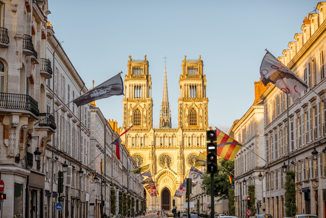 Vue sur la rue avec la célèbre cathédrale pendant le coucher du soleil dans la ville d'Orléans dans le centre de la France