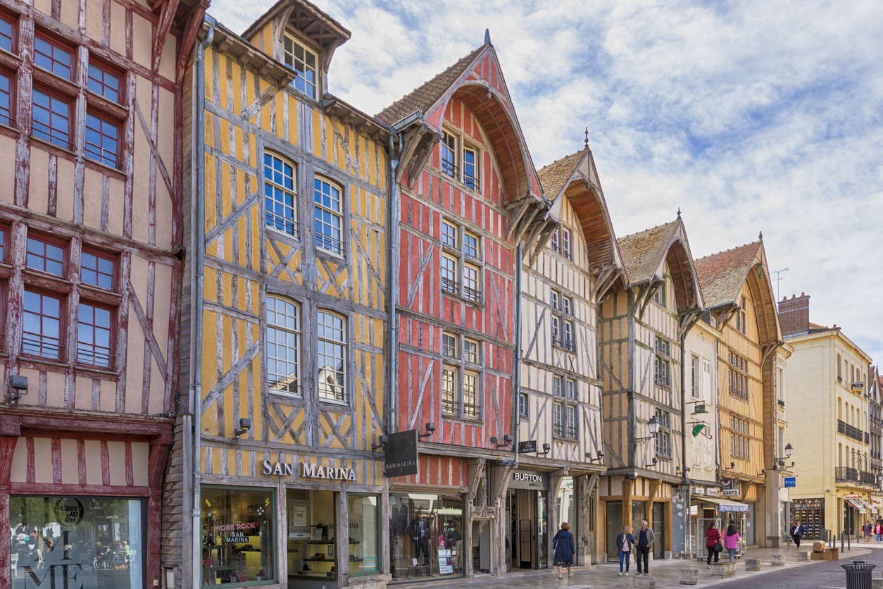 Rangée de maisons médiévales à colombages de la rue Emile Zola connue sous le nom de Maisons à Colombage