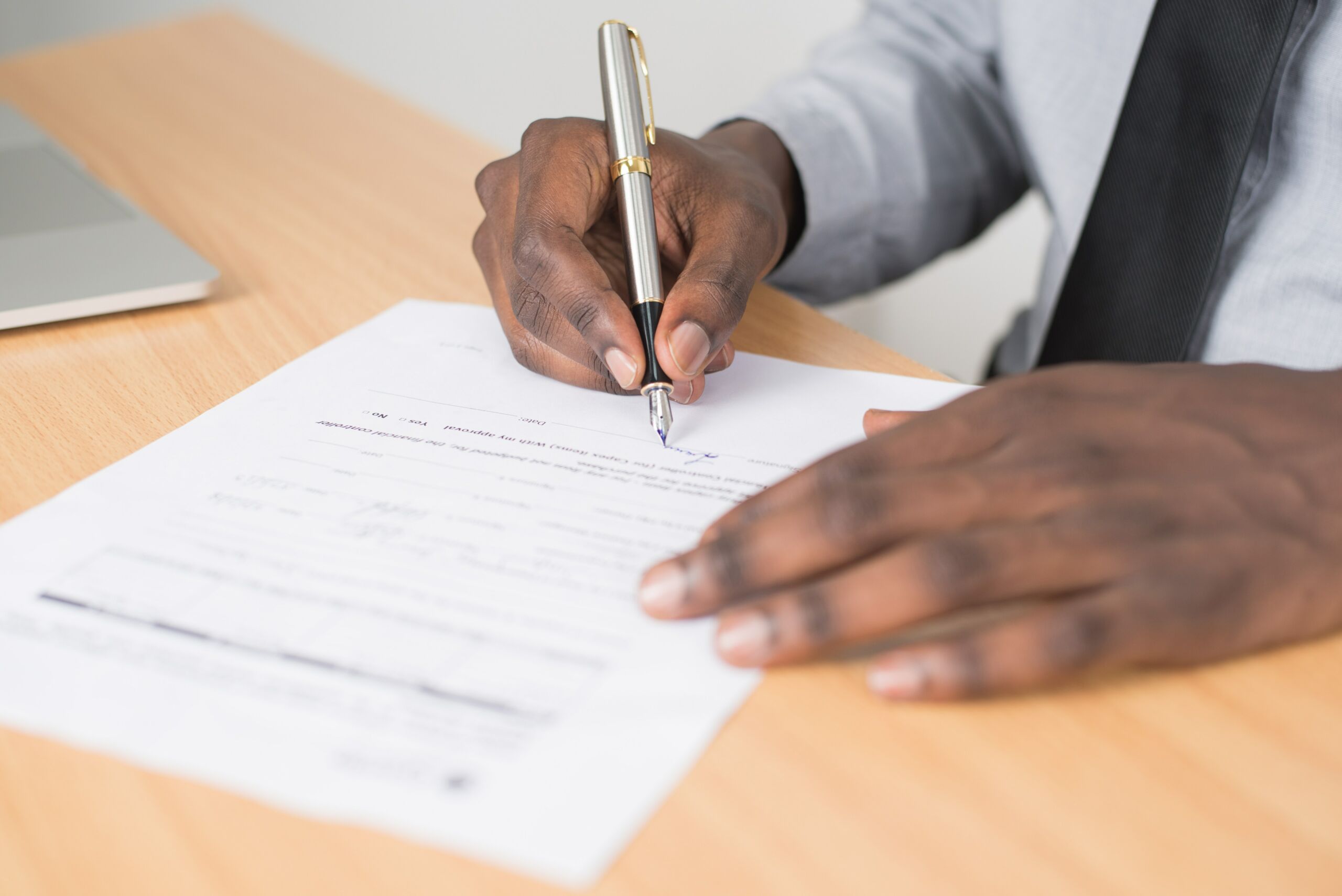 homme qui s'écrit français sur document