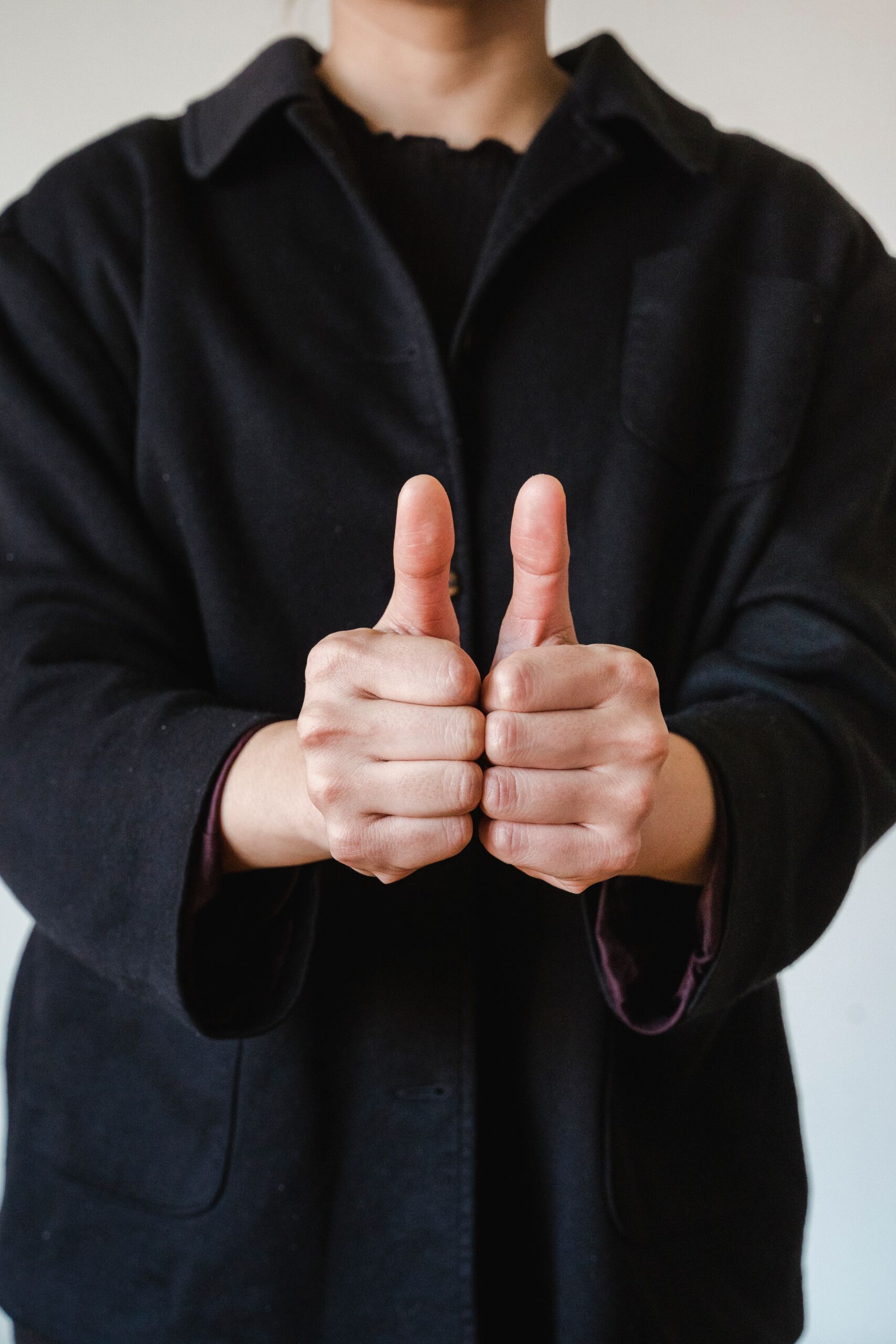 ensemble-lsf Homme qui signe le mot "Ensemble" en LSF